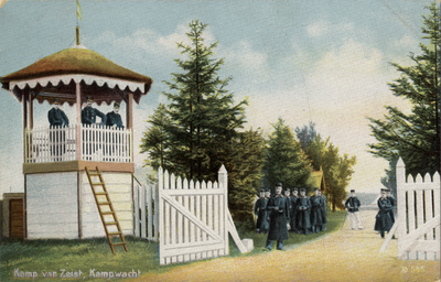 16162 Gezicht op de ingang met een groepje militairen en de wachtpost van het Kamp van Zeist te Zeist.